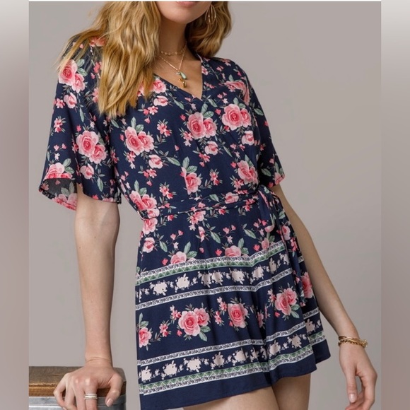 Francesca’s Trixxi Coral & Navy Blue Rose Floral Romper Size Medium - Picture 3 of 16